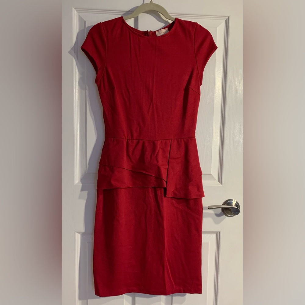 Beautiful red dress with short sleeves….nice mid-weight fabric.